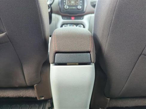 Used 2015 Jeep Renegade Latitude w/ Cold Weather Group image 16