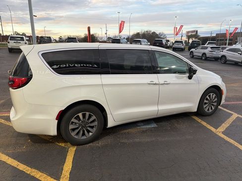 Used 2024 Chrysler Pacifica Select image 5