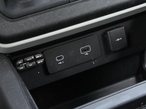 Used 2022 Land Rover Defender 110 X-Dynamic SE image 19