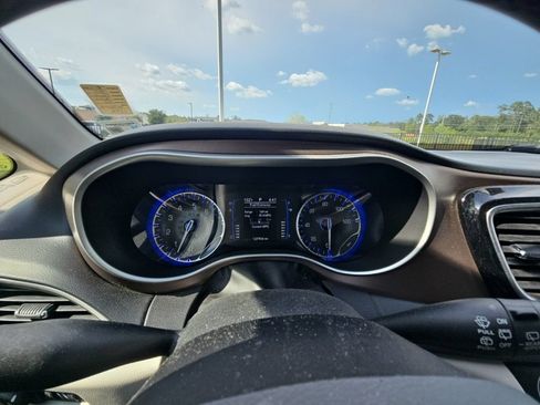 Used 2019 Chrysler Pacifica Touring-L FWD image 28