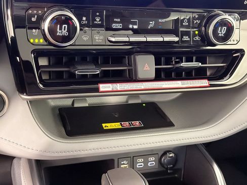 New 2026 Toyota Highlander Limited AWD/4WD image 19