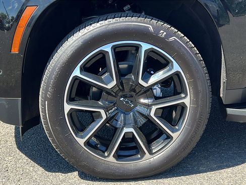 Certified 2025 Chevrolet Suburban RST w/ Comfort Package AWD/4WD image 10