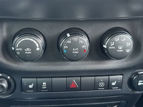 Used 2013 Jeep Wrangler Unlimited Rubicon w/ Connectivity Group AWD/4WD image 34