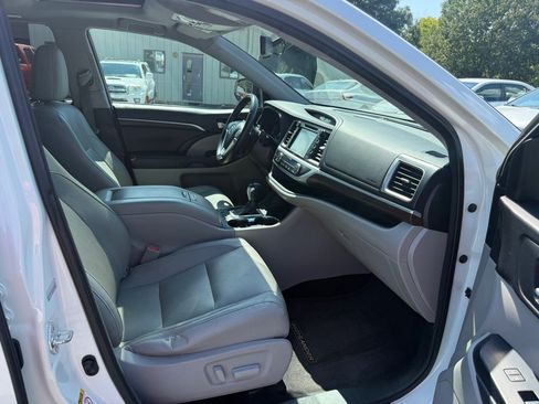 Used 2015 Toyota Highlander Limited FWD image 16