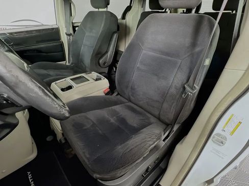 Used 2014 Chrysler Town & Country Touring w/ Driver Convenience Group image 21