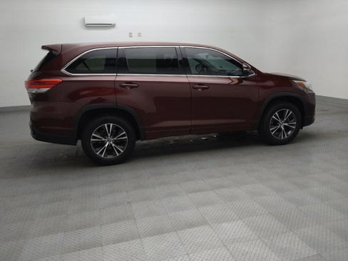 Used 2018 Toyota Highlander LE FWD image 10