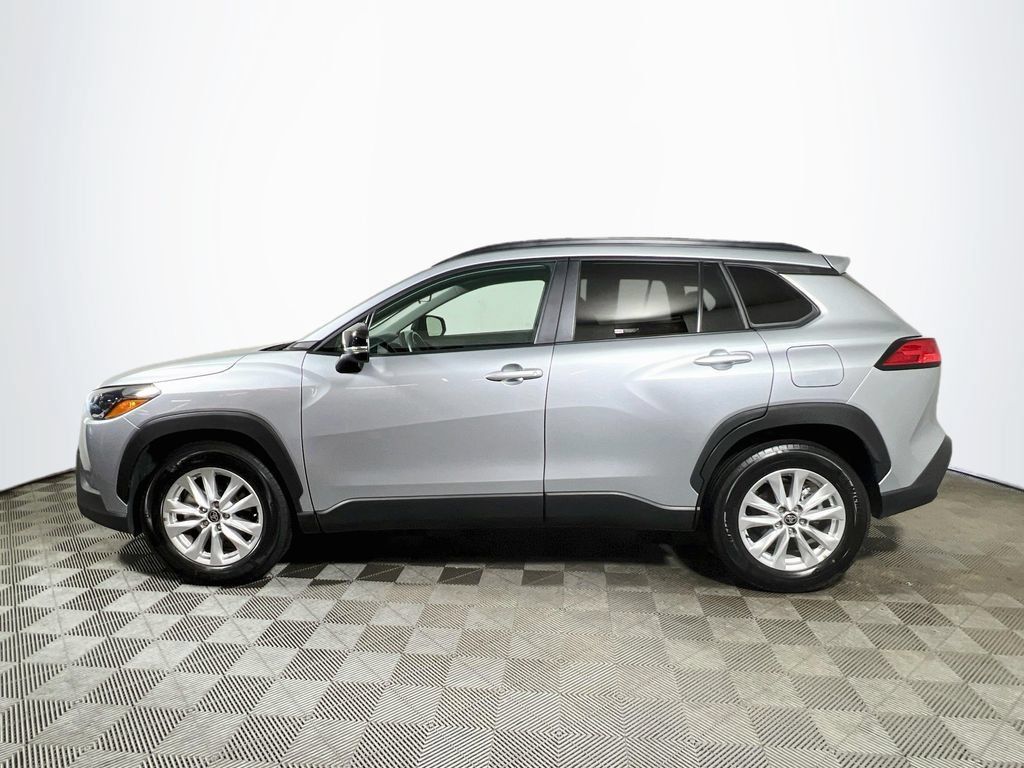 Certified 2025 Toyota Corolla Cross LE FWD image 4