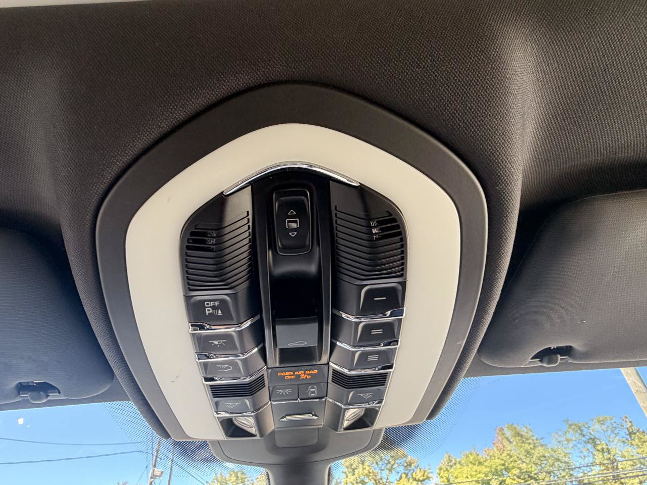 Used 2016 Porsche Cayenne w/ Premium Package AWD/4WD image 32
