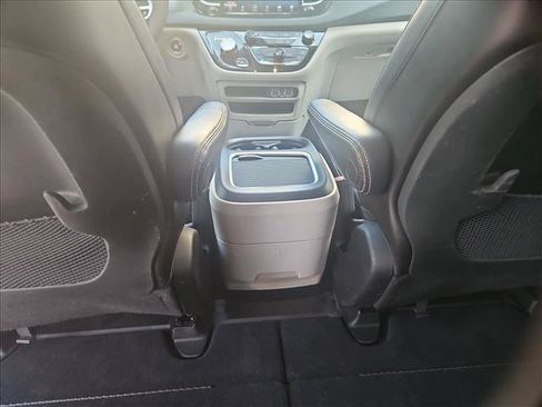 Used 2023 Chrysler Pacifica Touring-L FWD image 17