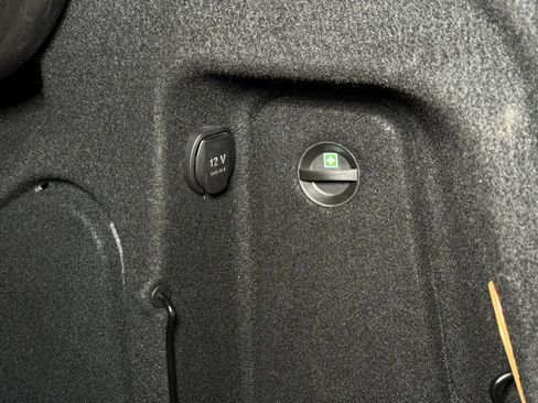 Used 2010 Mercedes-Benz E 550 Sedan image 16