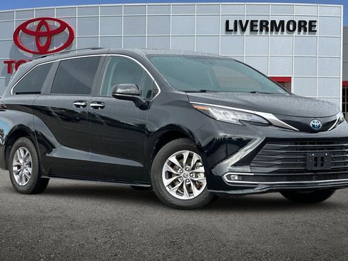 Used 2023 Toyota Sienna XLE image 2