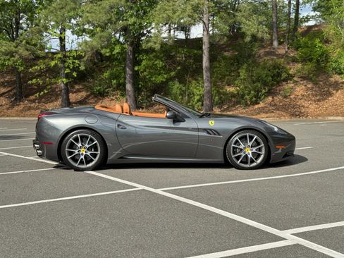 Used 2011 Ferrari California RWD image 19