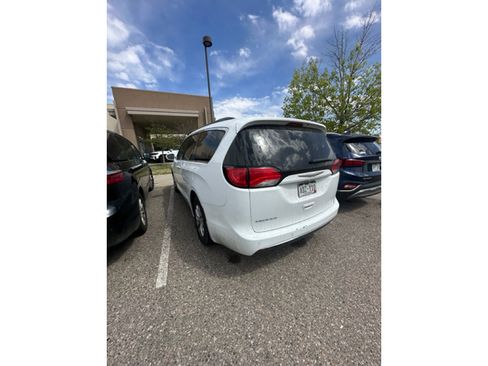 Used 2017 Chrysler Pacifica Touring-L FWD image 2