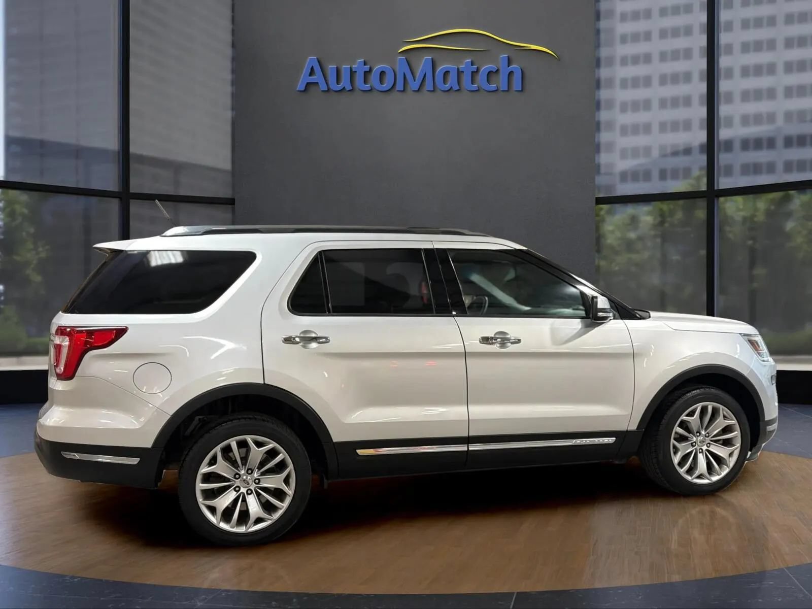 Used 2019 Ford Explorer Limited w/ Class III Trailer Tow Package FWD image 12
