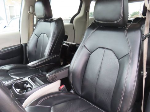 Used 2020 Chrysler Voyager Lxi FWD image 42