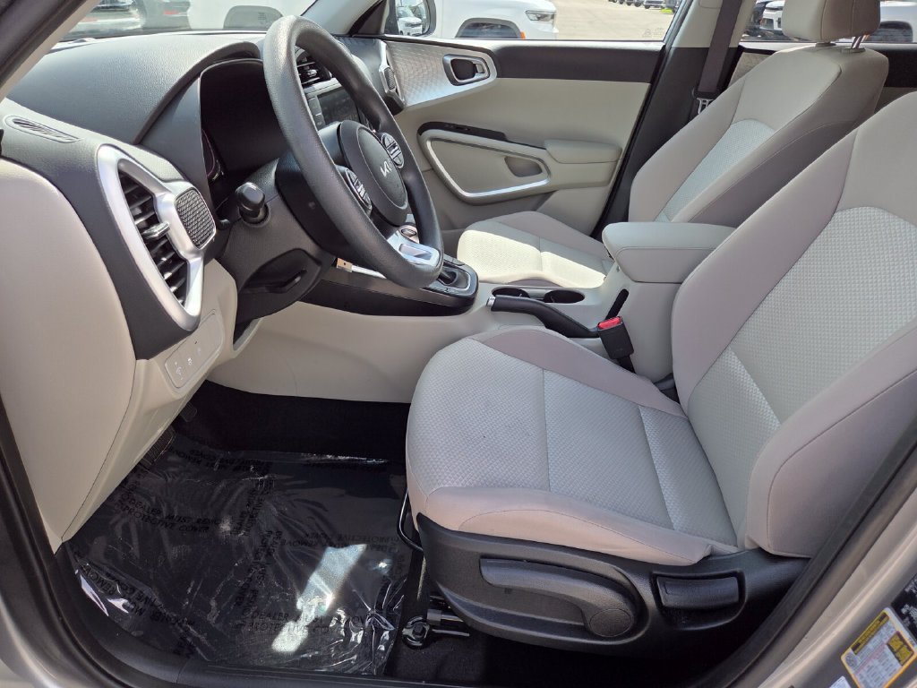 Used 2025 Kia Soul LX w/ LX Technology Package FWD image 28