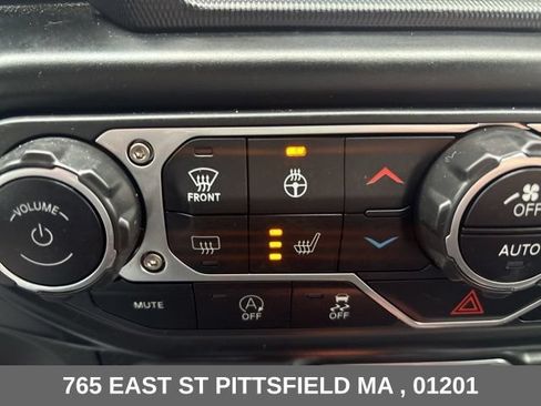 Used 2022 Jeep Wrangler Unlimited Sahara AWD/4WD image 6