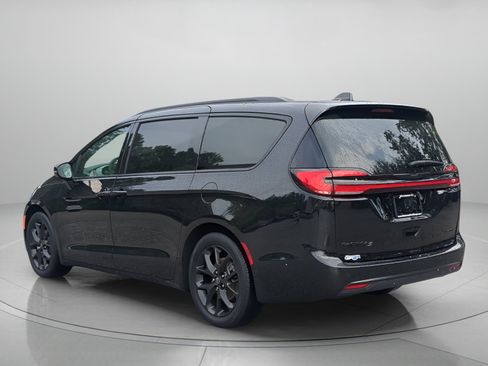 Used 2025 Chrysler Pacifica Limited FWD image 42