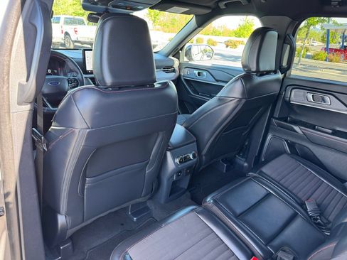 Used 2025 Ford Explorer ST-Line w/ ST-Line Street Pack AWD/4WD image 28
