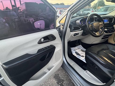 Used 2020 Chrysler Pacifica Touring-L image 20