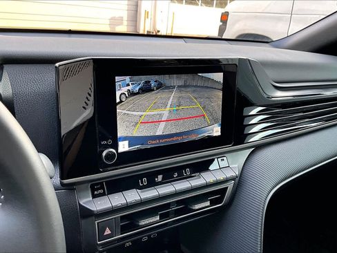 Used 2025 Toyota Camry SE image 29