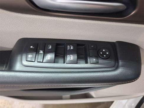 Used 2018 Chrysler Pacifica Touring-L image 28