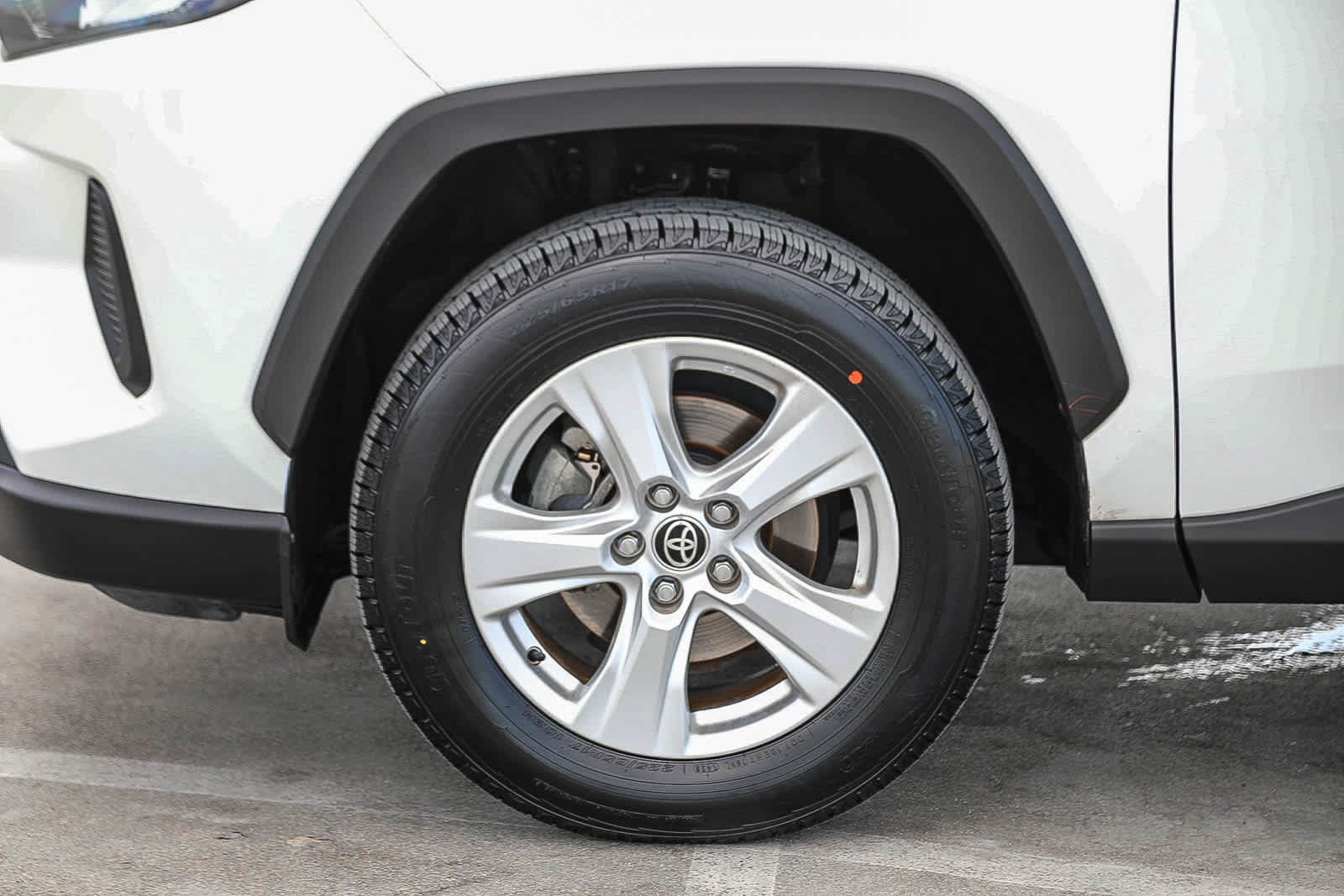 Used 2021 Toyota RAV4 LE AWD/4WD image 10