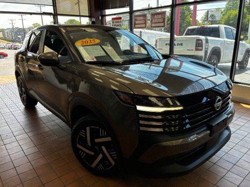 Used 2025 Nissan Kicks SV w/ Illumination Package FWD image 1