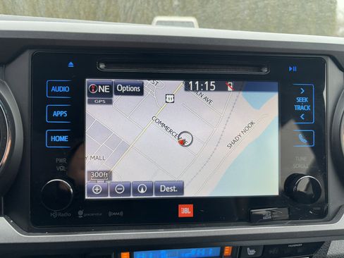 Used 2017 Toyota Tacoma TRD Off-Road image 27