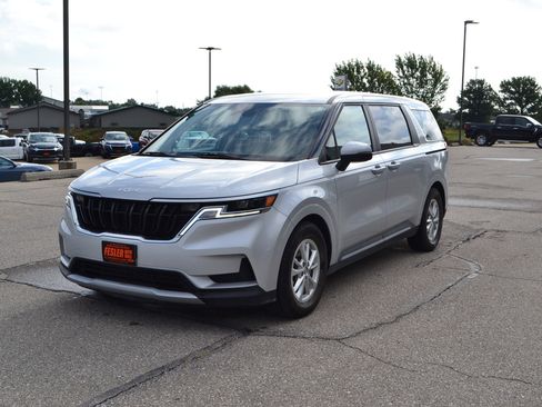 Used 2022 Kia Carnival LX image 1