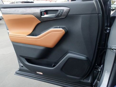 New 2026 Toyota Highlander Platinum image 27