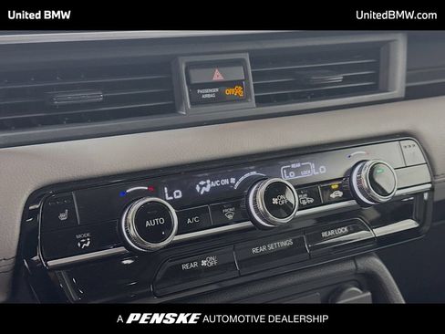 Used 2025 Honda Pilot Touring image 11