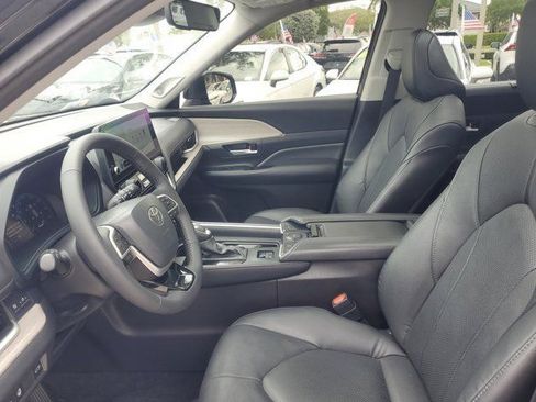 Used 2025 Toyota Grand Highlander FWD image 6