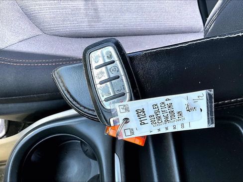 Used 2018 Chrysler Pacifica Touring Plus w/ Tire & Wheel Group FWD image 27