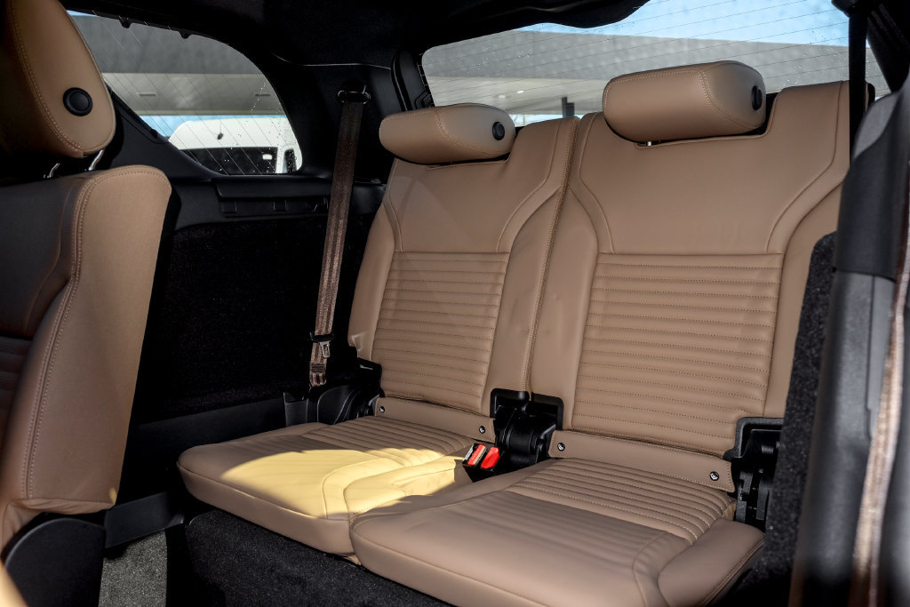 New 2026 Land Rover Discovery Limited Edition AWD/4WD image 16