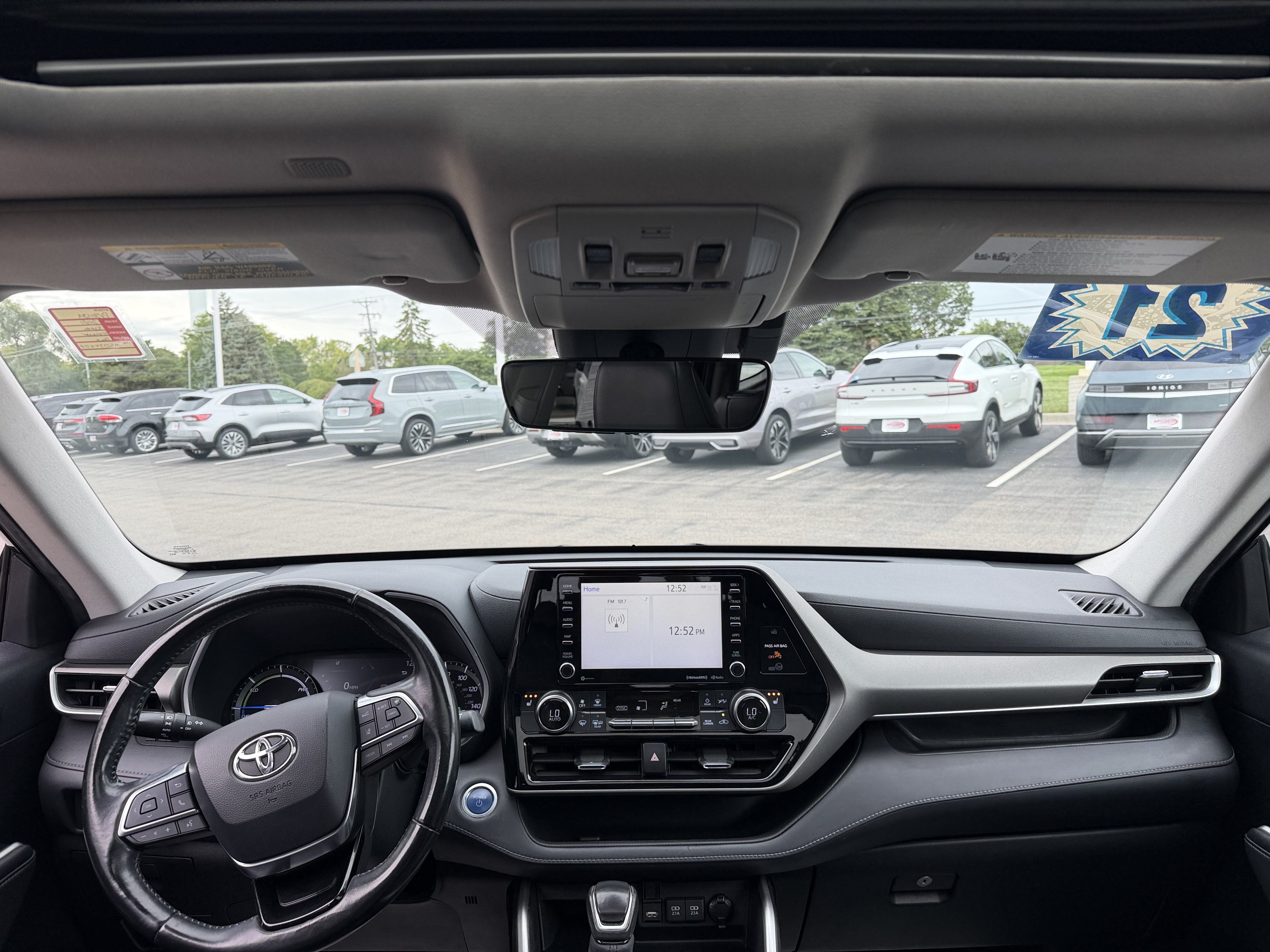 Used 2021 Toyota Highlander XLE AWD/4WD image 9