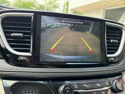 Used 2024 Chrysler Pacifica Limited FWD image 20