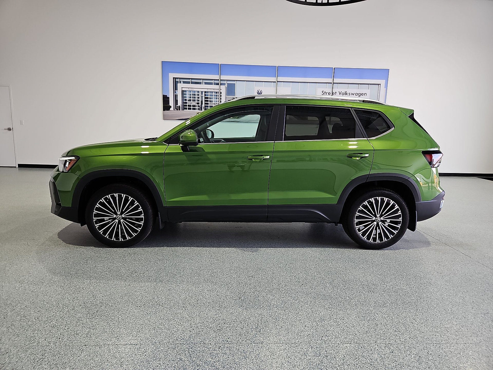 New 2027 Volkswagen Taos SE FWD image 5