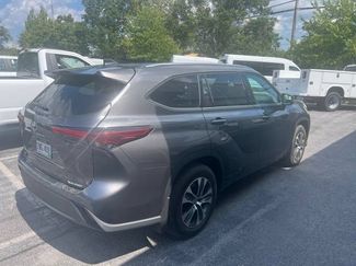 Used 2021 Toyota Highlander XLE AWD/4WD video 1
