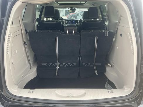 Used 2023 Chrysler Pacifica Limited FWD image 8
