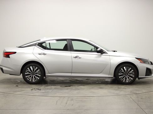 Used 2024 Nissan Altima 2.5 SV image 9