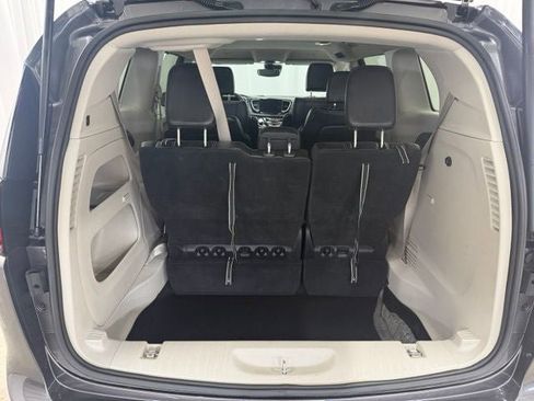 Used 2023 Chrysler Pacifica Touring-L FWD image 23