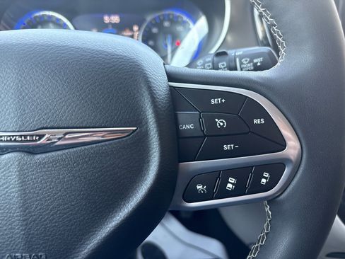 Used 2023 Chrysler Pacifica Touring-L image 15