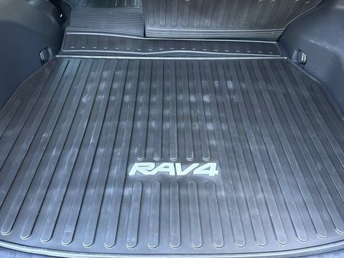 Used 2020 Toyota RAV4 XLE w/ XLE Grade Weather Package AWD/4WD image 17