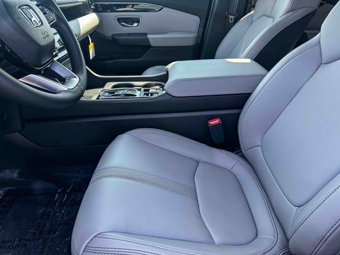 New 2025 Honda Pilot Touring image 9