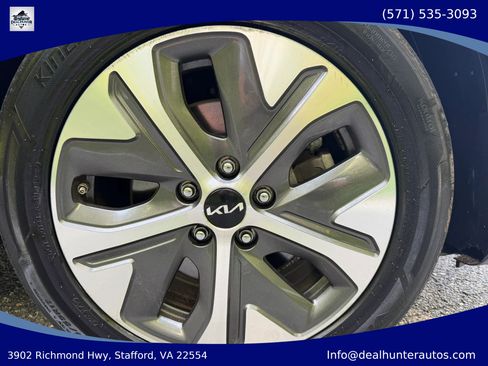 Used 2022 Kia Niro EX w/ Cold Weather Package FWD image 5