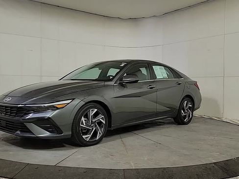 Used 2025 Hyundai Elantra Limited image 3