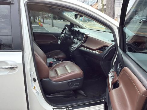 Used 2015 Toyota Sienna Limited Premium image 25