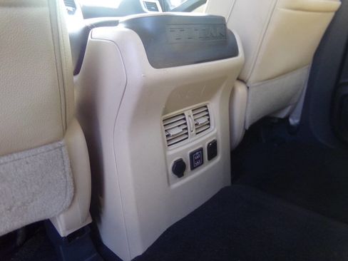 Used 2019 Nissan Titan SL image 45