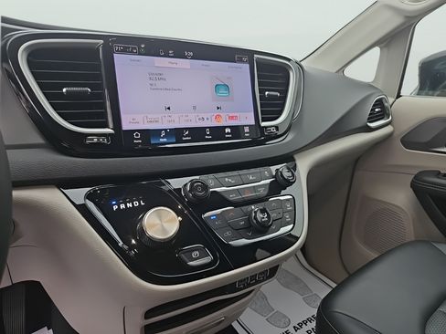 Used 2024 Chrysler Pacifica Touring-L FWD image 19
